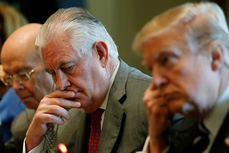 Госсекретарь США Рекс Тиллерсон и президент Дональд Трамп во время встречи с президентом Египта в Белом доме, апрель 2017 года