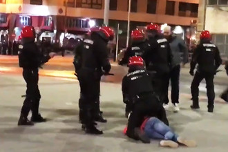 Во время столкновений фанатов и полиции в Бильбао перед матчем между «Атлетиком» и московским «Спартаком», Испания, 22 февраля 2018 года