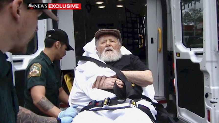 Яков Палий во время транспортировки из больницы в машину скорой помощи в Нью-Йорке, 20 августа 2018 года