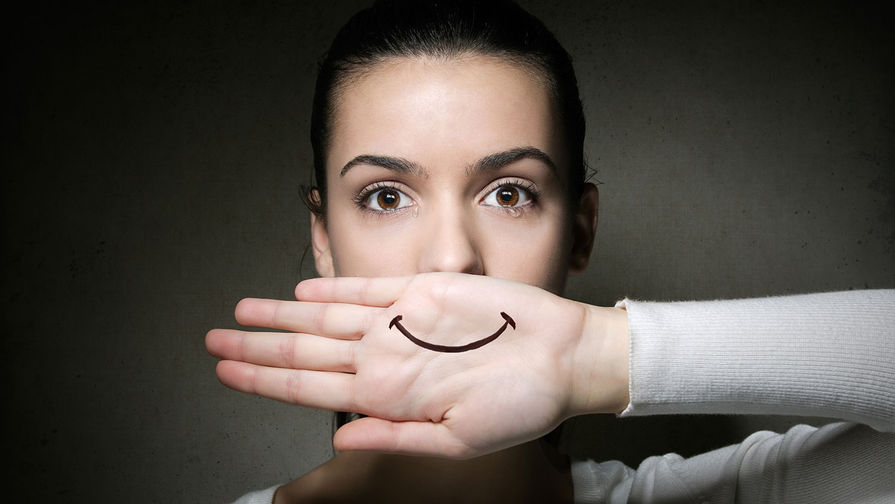 Психолог объяснил, почему некоторые люди смеются в стрессовых ситуациях