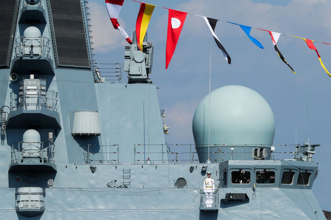 Моряк на борту корабля во время главного военно-морского парада в честь Дня Военно-Морского Флота России в акватории реки Невы, 28 июля 2019 года