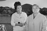 Супруга первого секретаря ЦК КПСС Никиты Хрущева Нина Петровна (справа) и супруга председателя Союза коммунистов Югославии Иосипа Броз Тито Йованка Броз, 1963 год