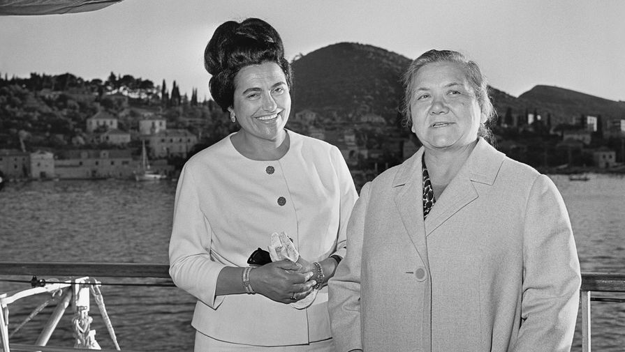 Супруга первого секретаря ЦК КПСС Никиты Хрущева Нина Петровна (справа) и супруга председателя Союза коммунистов Югославии Иосипа Броз Тито Йованка Броз, 1963 год