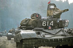 Советские танки из чехословацкого города Либава направляются на станцию погрузки для отправки в СССР во время вывода советских войск из Чехословакии, февраль 1990 года