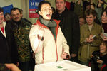 Выборы президента Российской Федерации. На фото: кандидат в президенты РФ Ирина Хакамада проголосовала на избирательном участке, 2004 год
