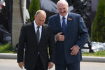 Президент России Владимир Путин и президент Белоруссии Александр Лукашенко на церемонии открытия Ржевского мемориала Советскому солдату, 30 июня 2020 года