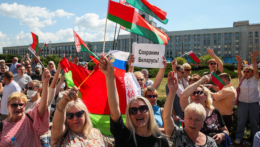 Участники митинга в&nbsp;поддержку Александра Лукашенко на&nbsp;площади Независимости, 16 августа 2020 года