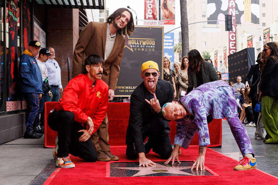 Участники группы Red Hot Chili Peppers во время церемонии открытия звезды на Аллее славы в Голливуде в четверг, 31 марта 2022 года
