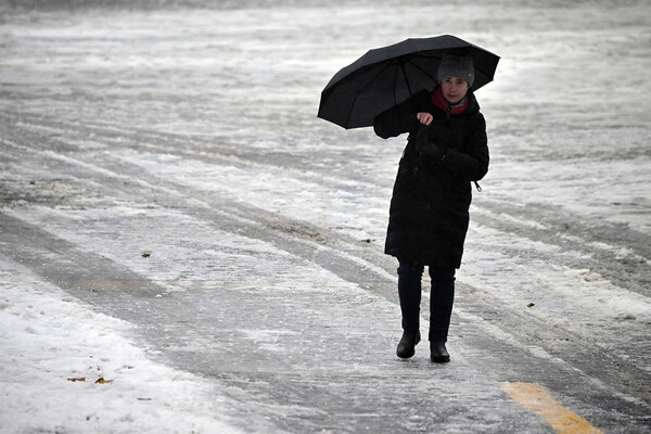 Женщина идёт по&nbsp;Красной площади во время ледяного дождя в&nbsp;Москве, 22&nbsp;ноября 2022&nbsp;года