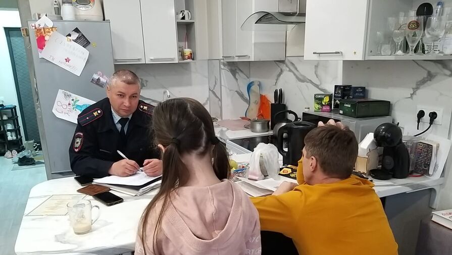 В Анапе школьница убедила прохожих, что ее избивает одноклассник, чтобы они дали ей деньги