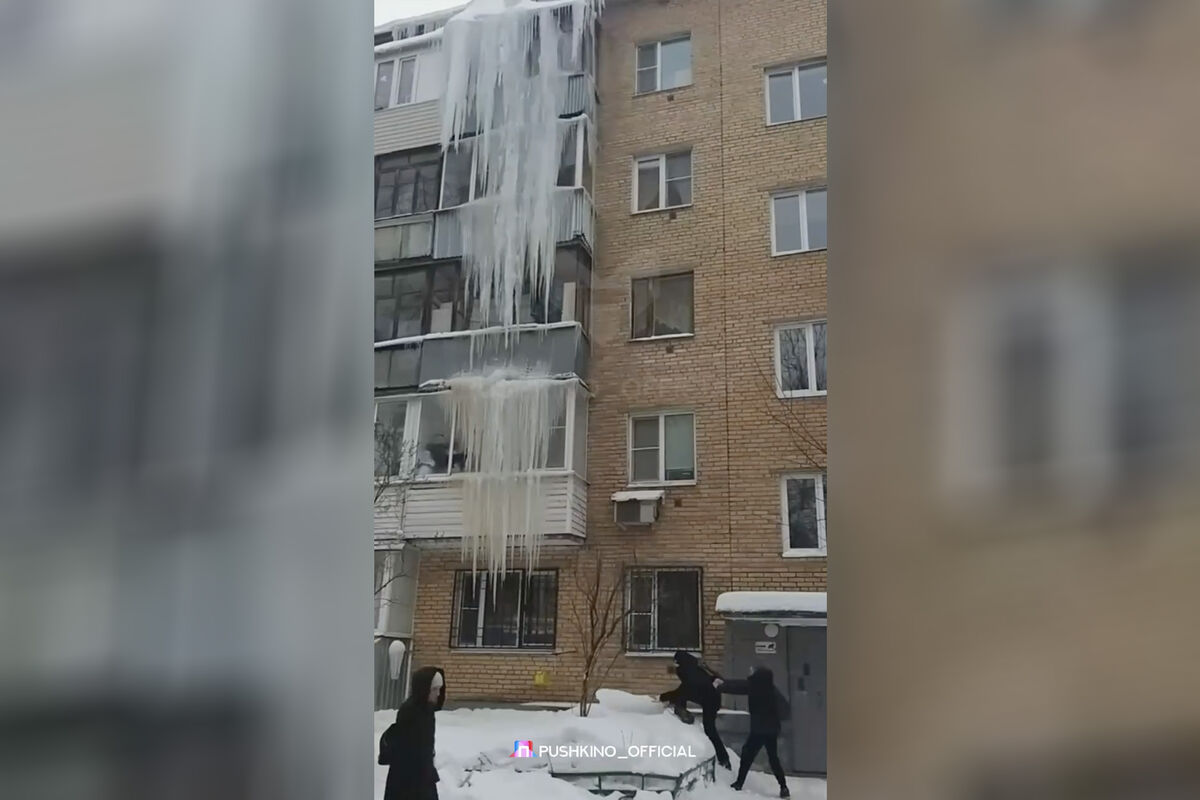 В Подмосковье жительница сняла на видео огромную сосульку на жилом доме -  Газета.Ru | Новости