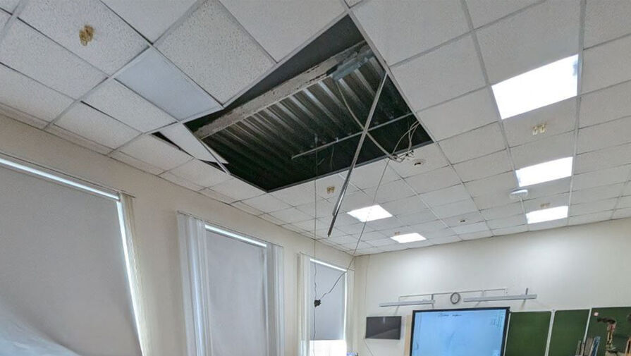 Потолок обрушился на детей во время урока в московской школе 