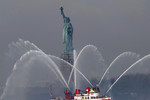 Корабль пожарного департамента Нью-Йорка демонстрирует возможности.