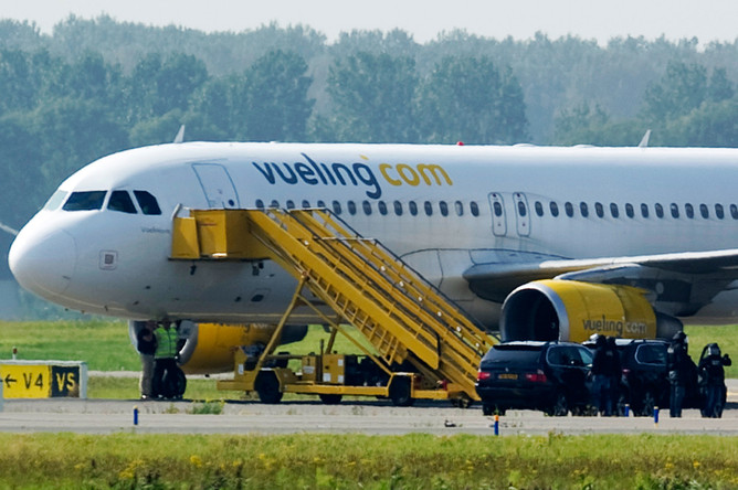 МВД Голландии и испанская авиакомпания Vueling опровергли сообщения о захвате самолета террористами