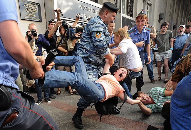 Власть в России подавляла мирные протест, принимая репрессивные законы, говорится в ежегодном докладе Amnesty International