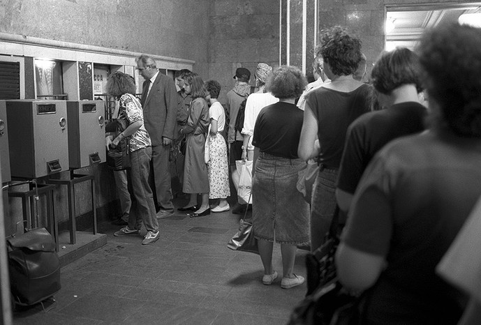 Очередь в&nbsp;вестибюле метро за&nbsp;жетонами после очередного подорожания проезда. В&nbsp;течение 1992&nbsp;года стоимость проезда увеличилась с&nbsp;15 копеек до&nbsp;3 рублей