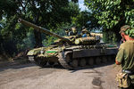 Бойцы народного ополчения на танке Т-64БМ «Булат» неподалеку от российско-украинской границы возле города Снежное