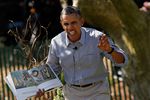 Барак Обама читает детям сказку «Там, где живут чудовища» на лужайке у Белого дома