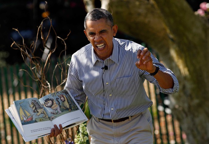 Барак Обама читает детям сказку «Там, где живут чудовища» на&nbsp;лужайке у&nbsp;Белого дома