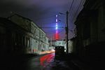 Неработающее уличное освещение на улицах города Симферополя. Электроснабжение Крыма было прекращено 26 декабря по распоряжению национальной энергокомпании Украины «Укрэнерго»