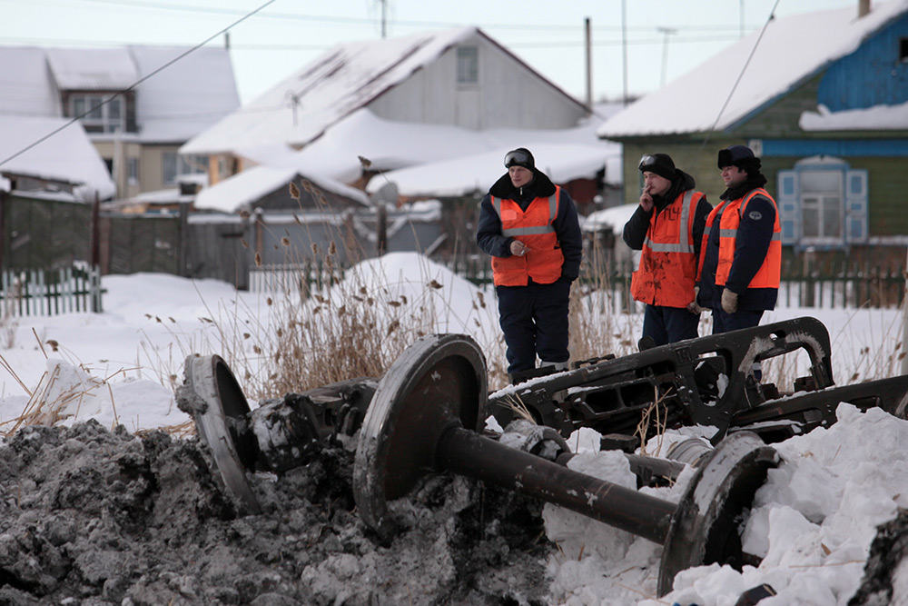 На месте схода с рельсов электровоза и 20 грузовых вагонов в районе железнодорожной станции Любинская Западно-Сибирской железной дороги
