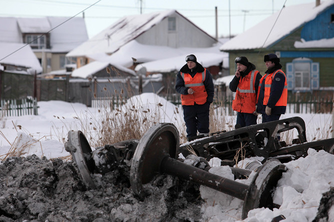 На месте схода с рельсов электровоза и 20 грузовых вагонов в районе железнодорожной станции Любинская Западно-Сибирской железной дороги