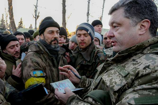 Петр Порошенко во время встречи с украинскими военнослужащими в Артемовске