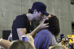 Энрике целует поклонницу в прямом эфире на канале NBC в Нью-Йорке, США, 2010 год
