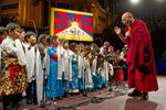 Далай-лама приветствует тибетский хор перед публичной лекцией «Настоящие изменения происходят в сердце», 2012