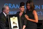 Алиша Киз получает награду из рук первой леди США Мишель Обамы и Нила Портноу, президента Национальной академии записи искусств и наук