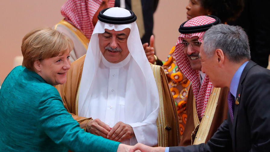 Канцлер Германии Ангела Меркель и государственный министр Саудовской Аравии Ибрагим Абдулазиз аль-Ассаф перед началом третьего заседания глав делегаций государств – участников «Группы двадцати» (G20), приглашенных государств и международных организаций в Гамбурге, 8 июля 2017 года