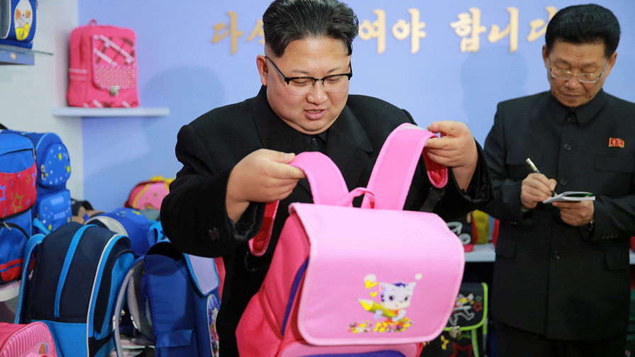 Высший руководитель КНДР Ким Чен Ын во время посещения фабрики сумок в Пхеньяне. Фотография опубликована агентством ЦТАК 5 января 2017 года