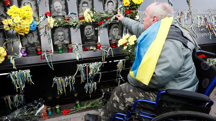 Мужчина у мемориала «небесной сотне» в центре Киева в день пятой годовщины «майдана», 21 ноября 2018 года
