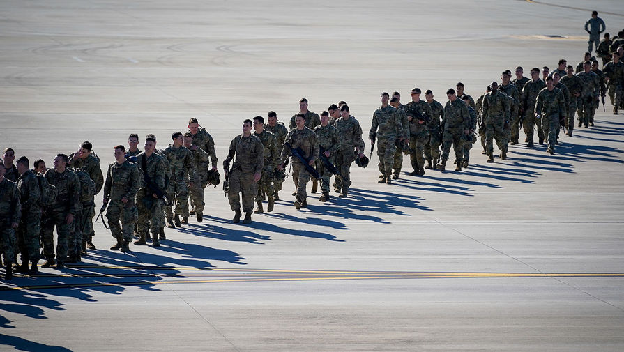 Десантники армии США перед вылетом на Ближний Восток из Форт-Брэгга, Северная Каролина, США, 5 января 2020 года