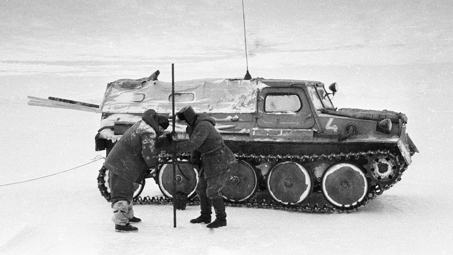 Исследователи Антарктиды измеряют толщину ледового припая, 1965 год