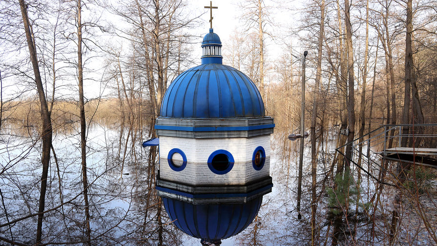 Вид на часовню Вонифатия Мученика и святой источник в Спас-Купалище во время паводка, Владимирская область, 17 апреля 2021 года