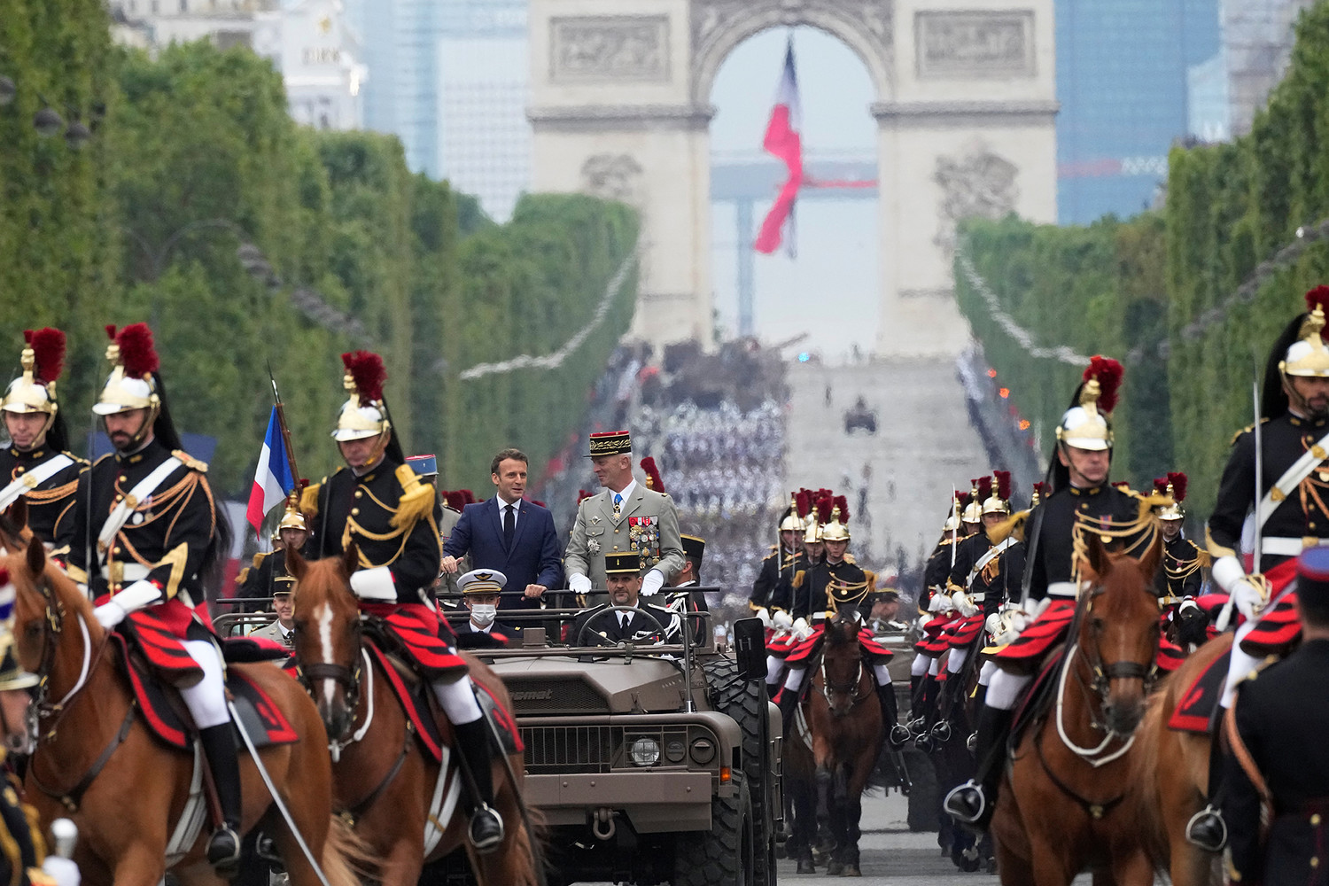 Время 14 июля. Военный парад во Франции в честь взятия Бастилии. День взятия Бастилии во Франции праздник. 14 Июля день взятия Бастилии во Франции. Франция парад в день взятия Бастилии.