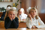 Ученики 1-го класса на ознакомительном уроке после торжественной линейки, посвященной Дню знаний, в малокомплектной школе в деревне Ковалево под Омском