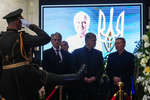 Экс-президенты Украины Леонид Кучма (слева), Виктор Ющенко (справа)и Петр Порошенко (в центре) на прощании с первым президентом Украины Леонидом Кравчуком в Киеве, 17 мая 2022 года