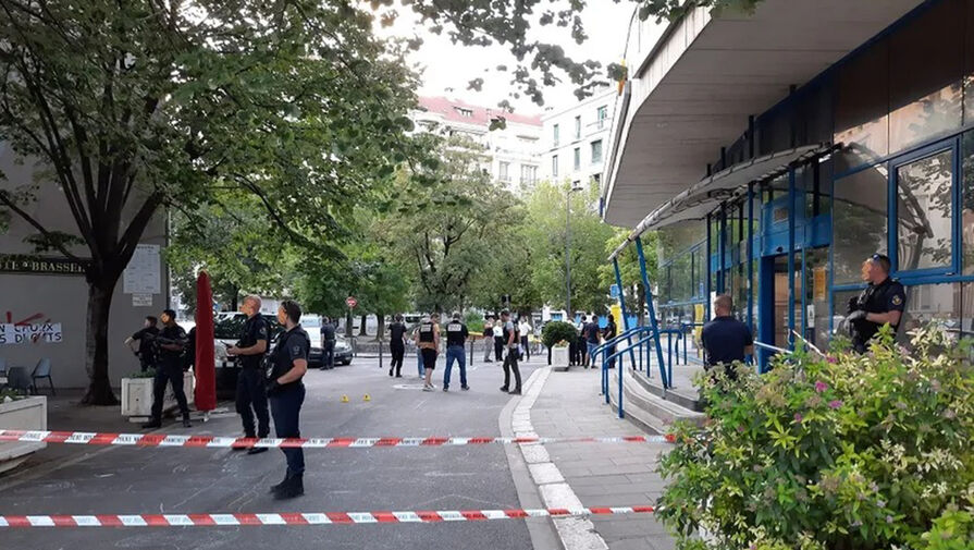 В Гренобле полицейские застрелили вооруженного мужчину на скутере