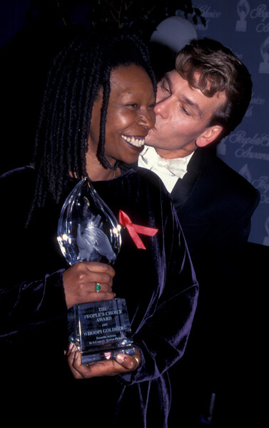 Вупи Голдберг и Патрик Суэйзи во время 21-й ежегодной церемонии вручения премии People's Choice Awards, 1995&nbsp;год