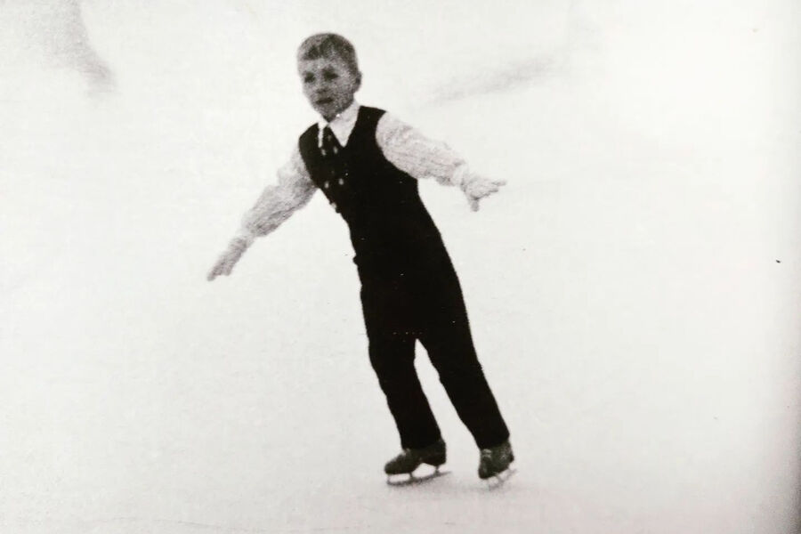 Будущий чемпион мира родился в&nbsp;наукограде Королеве и уже в&nbsp;пять лет начал заниматься фигурным катанием, со временем выбрав главную дисциплину всей своей жизни — танцы на&nbsp;льду.