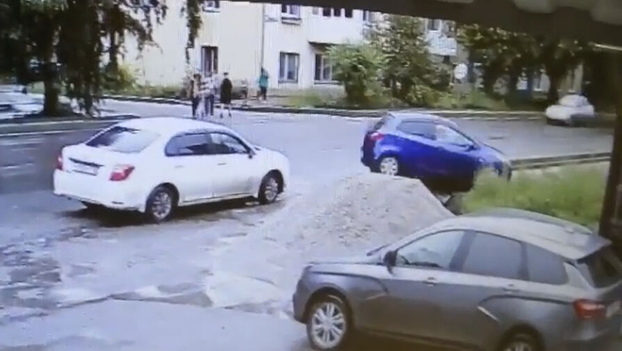 В Кузбассе водитель совершил резкий маневр и врезался в дом