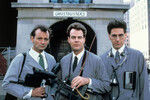 <b>“Охотники за привидениями” (1984)</b>
<br><br>
Лента Айвана Райтмана стала настоящим культурным феноменом 1980-х и вывела Мюррея в число ведущих комедийных актеров Голливуда. Он сыграл доктора Питера Венкмана — ученого-парапсихолога, который вместе с коллегами открывает фирму по борьбе с привидениями. Последние буквально оккупировали Нью-Йорк, поэтому работы у охотников хоть отбавляй. Картина стала вторым самым кассовым фильмом 1984 года в США и Канаде и на тот момент самой успешной комедией в истории, собрав в прокате более $280 млн.