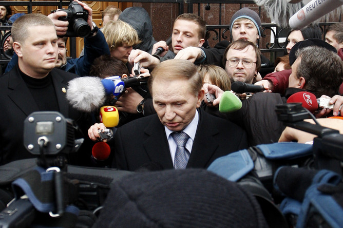 Леонид Кучма перед зданием Генпрокуратуры в Киеве