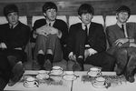 Участники The Beatles Джон Леннон, Пол Маккартни, Джордж Харрисон и Ринго Старр в театре «Принц Уэльский» в Лондоне, ноябрь 1963 года