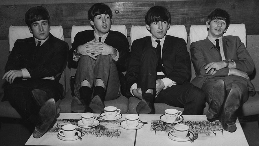Участники The Beatles Джон Леннон, Пол Маккартни, Джордж Харрисон и Ринго Старр в&nbsp;театре &laquo;Принц Уэльский&raquo; в&nbsp;Лондоне, ноябрь 1963 года