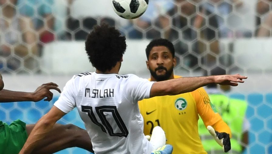 Мохамед Салах забивает мяч в ворота сборной Саудовской Аравии