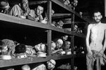 Узники концлагеря Бухенвальд в своих бараках спустя несколько дней после освобождения, 16 апреля 1945 года