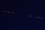 Cпутники связи Starlink компании SpaceX Илона Маска проходят по орбите Земли в небе над Владивостоком, 27 апреля 2020 года
